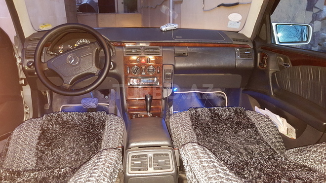 Mercedes E 240 1999, 186,352 km - 2.4 l - Bakı