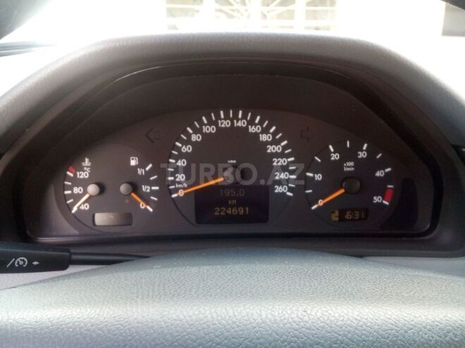 Mercedes E 220 2000, 215,000 km - 2.2 л - Qəbələ