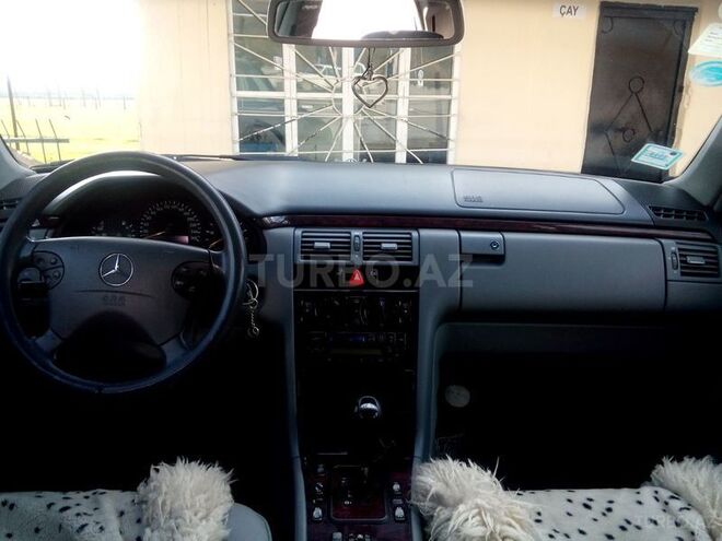 Mercedes E 220 2000, 215,000 km - 2.2 л - Qəbələ