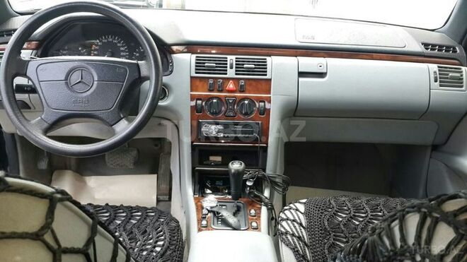 Mercedes E 240 1998, 300,000 km - 2.4 л - Quba