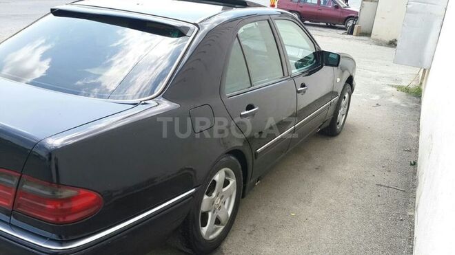 Mercedes E 240 1998, 300,000 km - 2.4 л - Quba