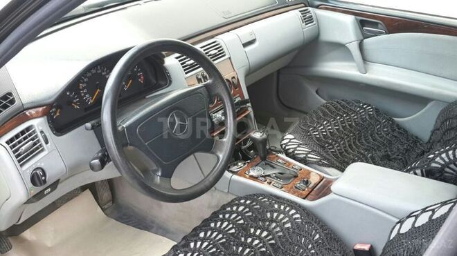 Mercedes E 240 1998, 300,000 km - 2.4 л - Quba