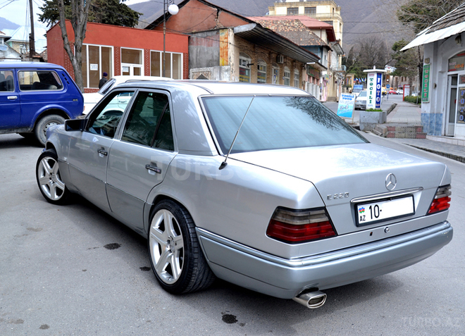 Mercedes E 220 1995, 430,000 km - 2.2 l - Şəki