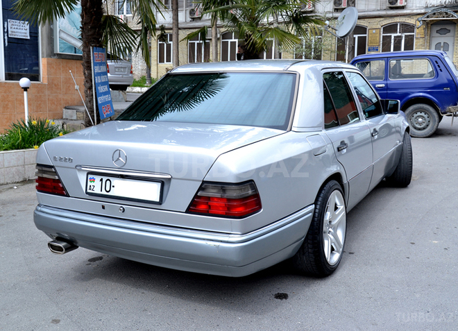 Mercedes E 220 1995, 430,000 km - 2.2 l - Şəki