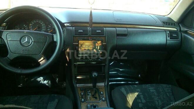 Mercedes E 220 1999, 284,000 km - 2.2 l - Saatlı