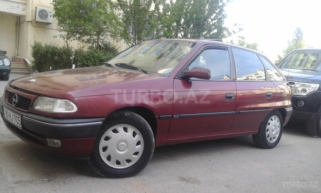 Opel Astra 1996, 250,000 km - 1.6 л - Xudat