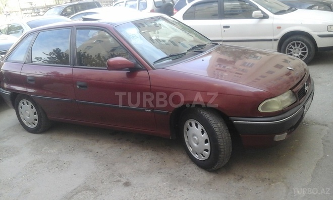 Opel Astra 1996, 250,000 km - 1.6 л - Xudat
