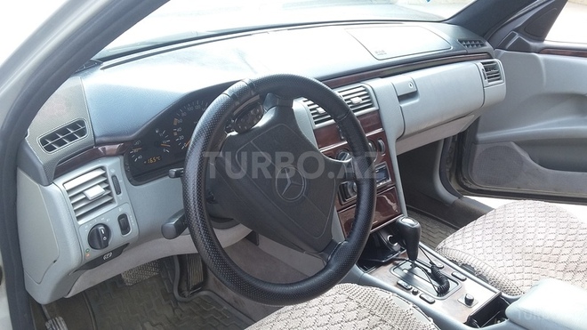 Mercedes E 220 1995, 289,793 km - 2.2 l - Bakı