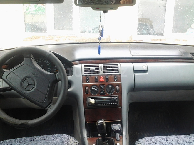 Mercedes E 230 1995, 1,245,434 km - 0.2 л - Bakı