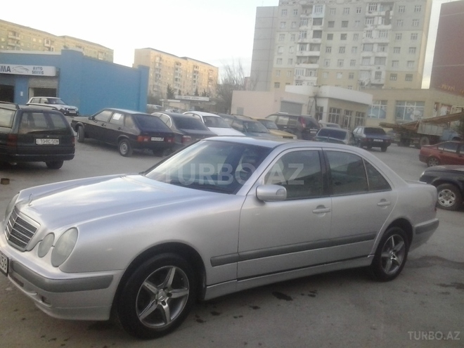 Mercedes E 220 2001, 395,000 km - 2.2 l - Sumqayıt
