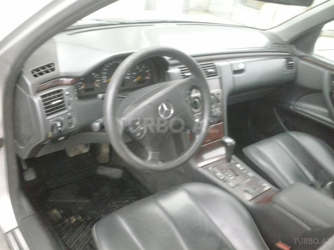 Mercedes E 220 2001, 395,000 km - 2.2 l - Sumqayıt