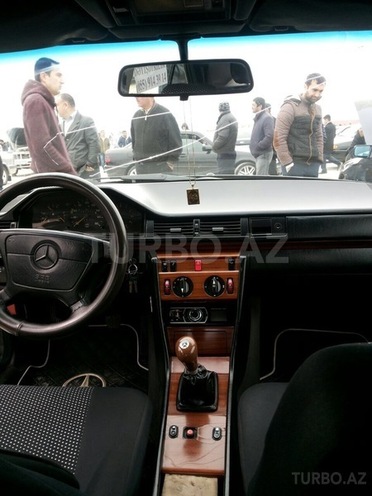 Mercedes E 200 1993, 255,000 km - 0.2 л - Sumqayıt