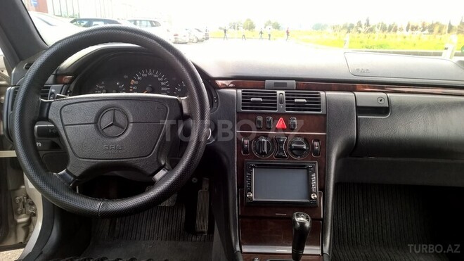 Mercedes E 230 1997, 267,000 km - 2.3 l - Bakı