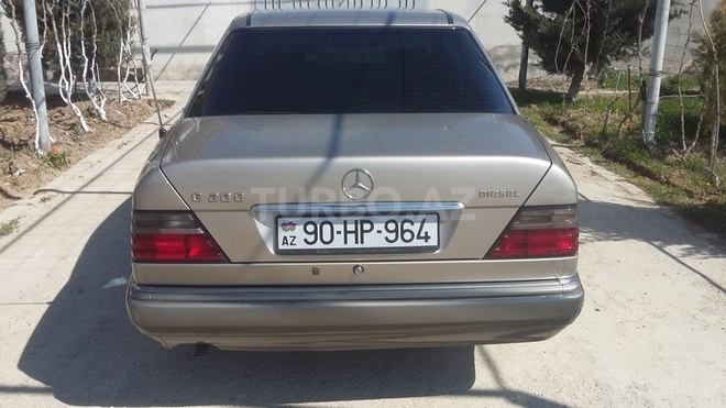 Mercedes E 200 1995, 300,000 km - 2.0 l - Bakı