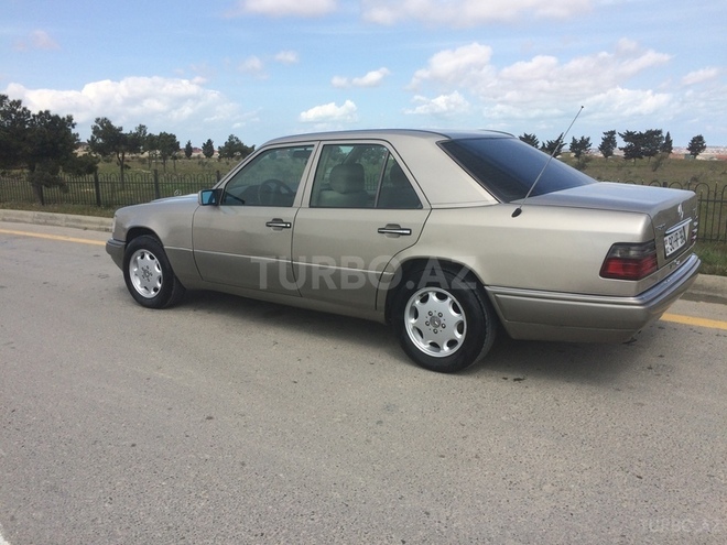 Mercedes E 200 1995, 300,000 km - 2.0 l - Bakı