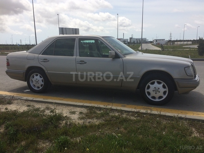 Mercedes E 200 1995, 300,000 km - 2.0 l - Bakı