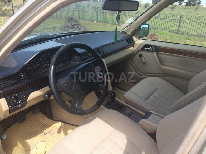 Mercedes E 200 1995, 300,000 km - 2.0 l - Bakı