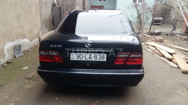 Mercedes E 220 2001, 330,000 km - 2.2 l - Bakı