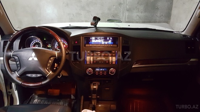 Mitsubishi Pajero 2011, 30,500 km - 3.5 l - Bakı