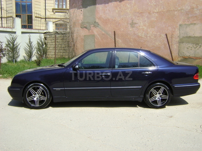 Mercedes E 220 2002, 217,000 km - 2.2 l - Bakı