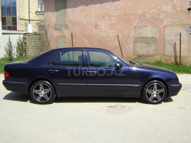 Mercedes E 220 2002, 217,000 km - 2.2 l - Bakı