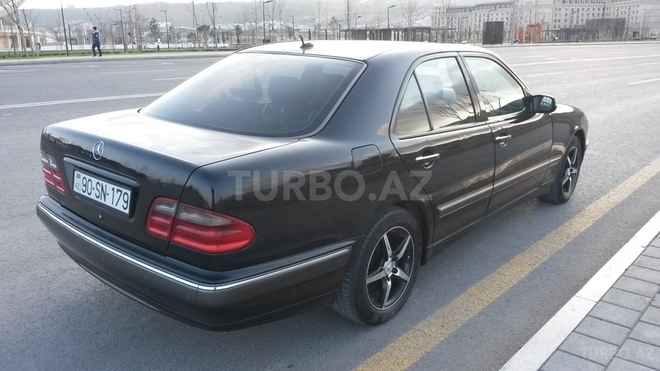Mercedes E 220 2001, 252,790 km - 2.2 l - Bakı