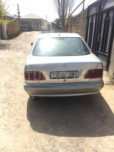 Mercedes E 220 2001, 250,000 km - 2.2 l - Bakı