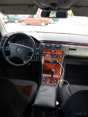 Mercedes E 220 1999, 320,000 km - 2.2 l - Zaqatala