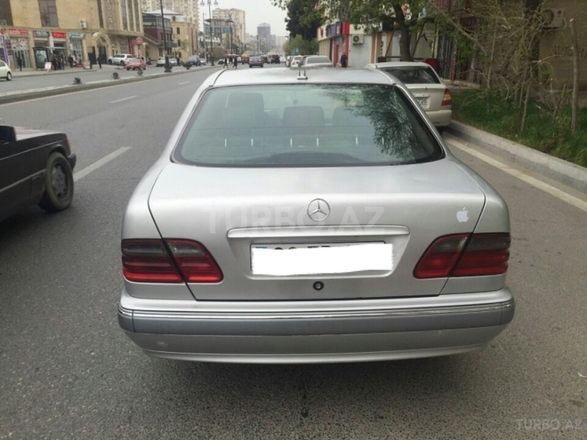 Mercedes E 220 1999, 300,000 km - 2.2 l - Bakı