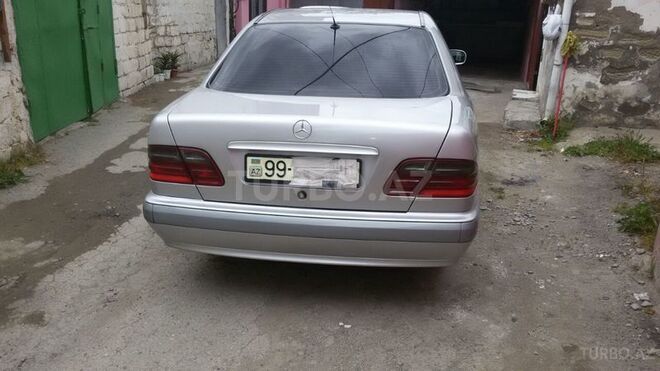 Mercedes E 220 2000, 325,000 km - 2.2 l - Bakı