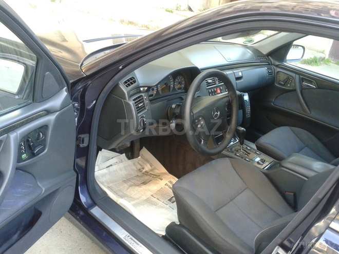 Mercedes E 240 2000, 217,000 km - 2.4 l - Bakı