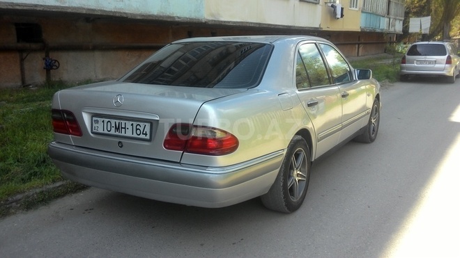 Mercedes E 200 1996, 330,000 km - 2.0 l - Sumqayıt