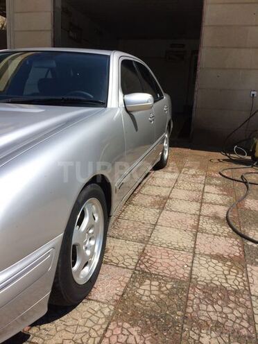 Mercedes E 220 2001, 289,000 km - 2.2 л - Bakı