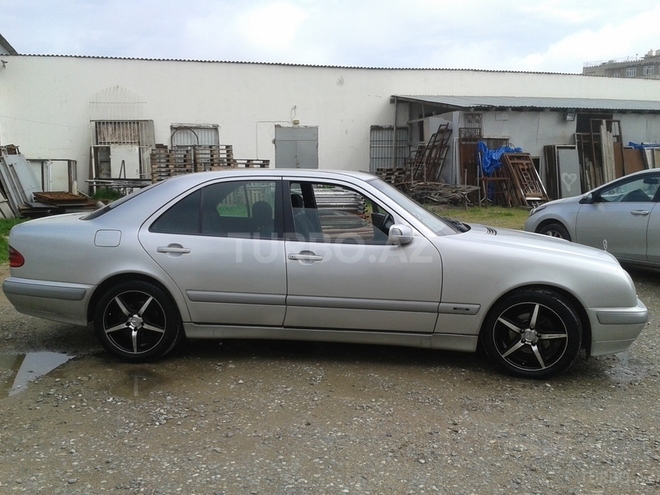 Mercedes E 220 1999, 270,000 km - 2.2 l - Bakı