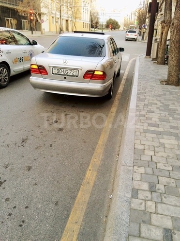 Mercedes E 240 2000, 235,000 km - 2.4 l - Bakı