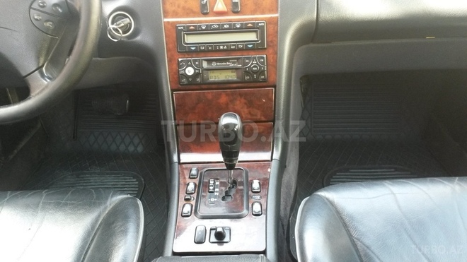 Mercedes E 240 2001, 177,000 km - 2.6 l - Bakı