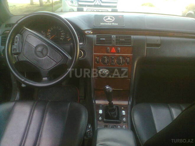 Mercedes E 220 1997, 300,000 km - 2.2 l - Bakı