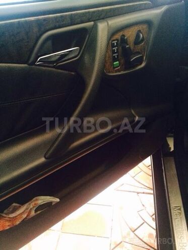Mercedes E 320 2001, 245,000 km - 3.2 l - Sumqayıt