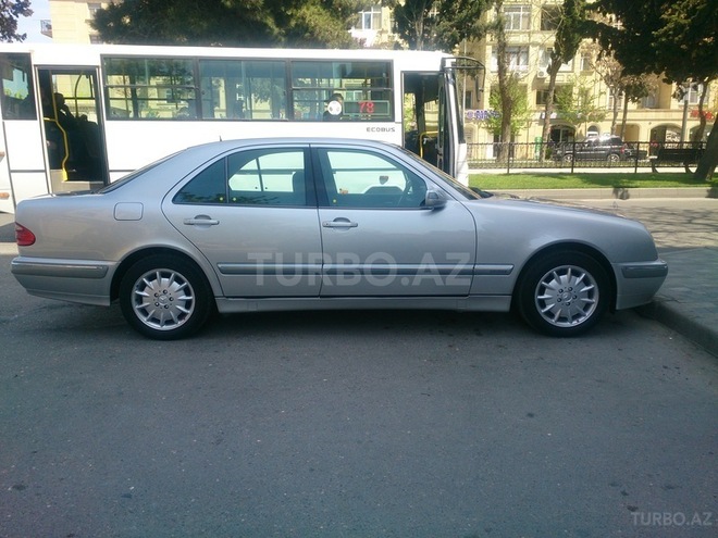Mercedes E 220 2000, 193,672 km - 2.2 l - Bakı
