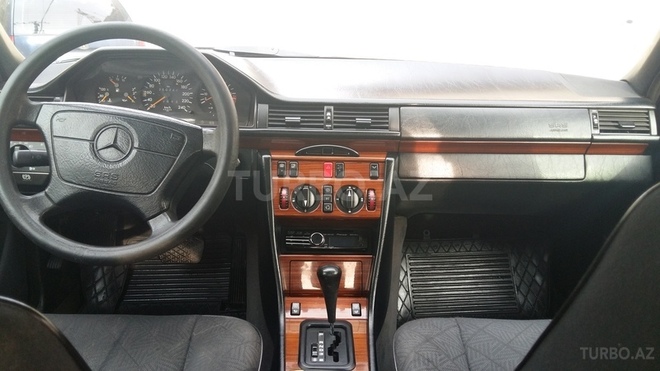 Mercedes E 220 1995, 183,000 km - 2.2 l - Bakı