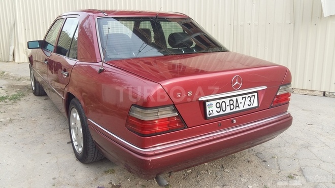 Mercedes E 220 1995, 183,000 km - 2.2 l - Bakı