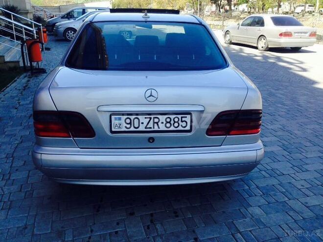 Mercedes E 220 2001, 233,000 km - 2.2 l - Bakı
