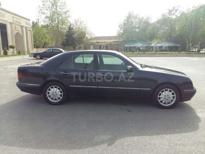 Mercedes E 220 2000, 215,000 km - 2.2 l - Bakı