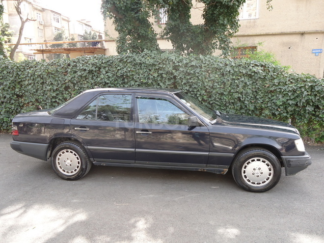Mercedes E 250 1989, 156,544 km - 2.5 l - Bakı