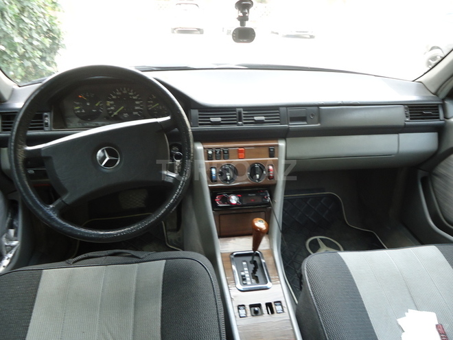 Mercedes E 250 1989, 156,544 km - 2.5 l - Bakı