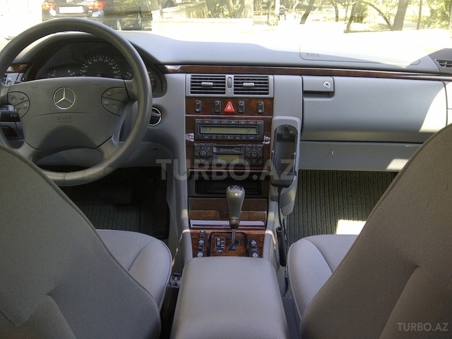 Mercedes E 240 1999, 219,700 km - 2.6 l - Bakı