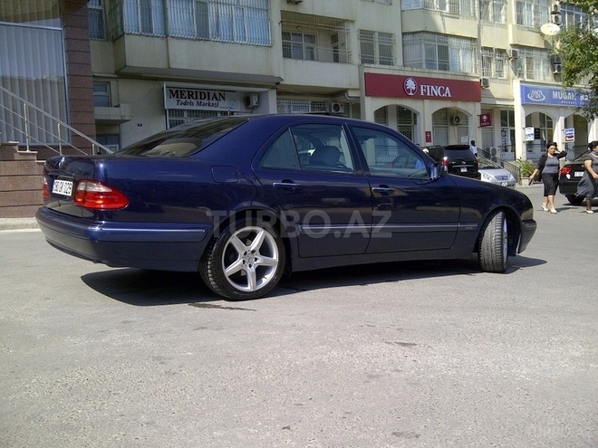 Mercedes E 240 1999, 219,700 km - 2.6 l - Bakı