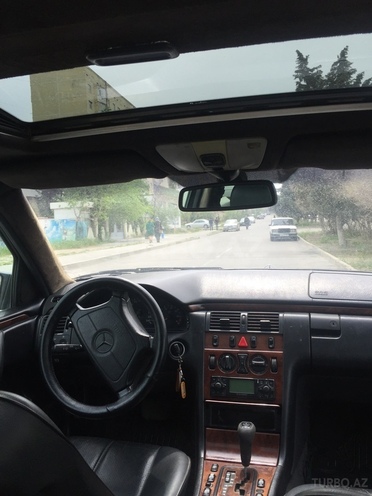 Mercedes E 240 1999, 275,000 km - 2.4 l - Sumqayıt
