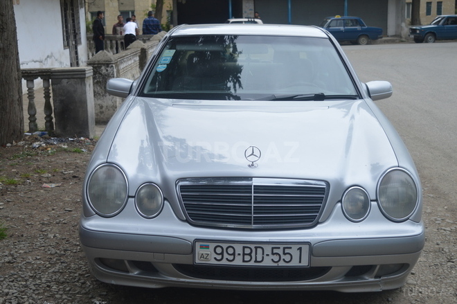 Mercedes E 270 2000, 208,000 km - 2.7 л - Astara