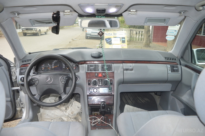 Mercedes E 270 2000, 208,000 km - 2.7 л - Astara